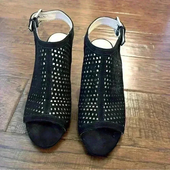 Unisa "Unpryce" open toe black size 6.5 faux perforated suede heels - Picture 1 of 11